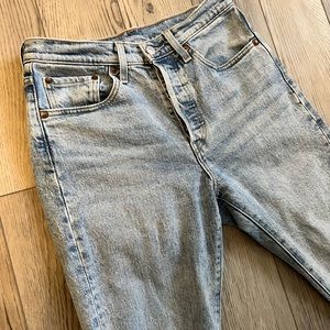 Levi’s 501 Skinny in tango light 25x28 (perfect summer jeans)
